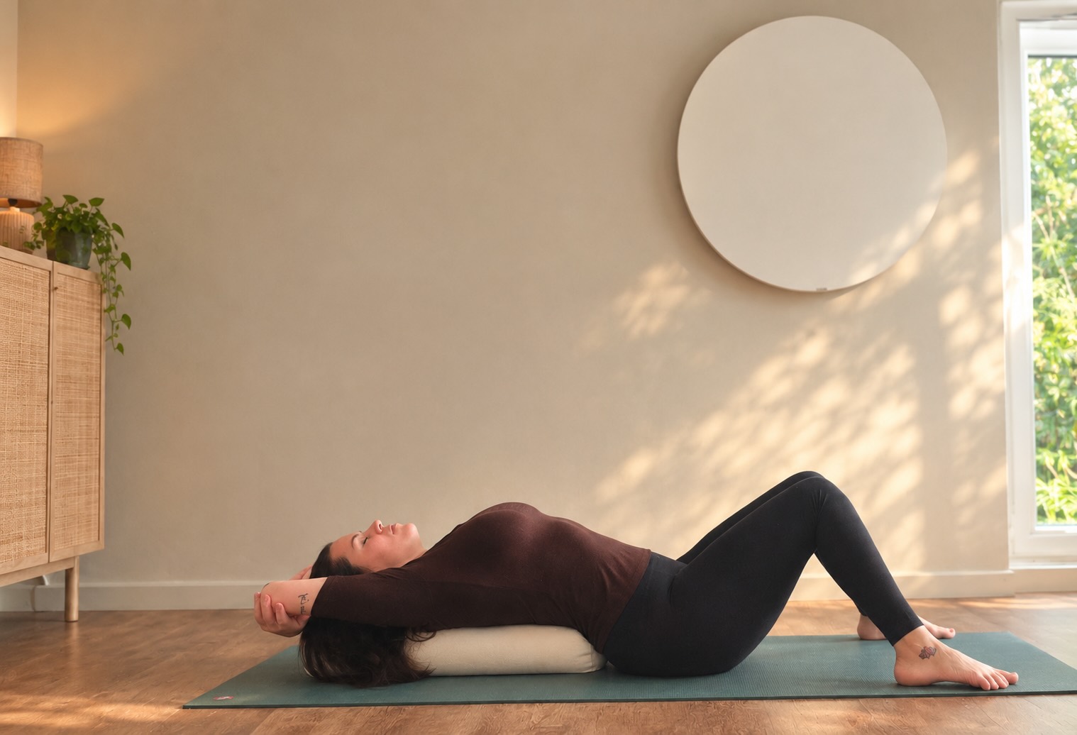 Slow stretch yoga sessie met ondersteunende props
